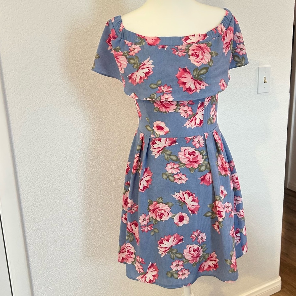 B Darlin Blue Floral Off-Shoulder Dress with Pink Roses. Women’s small.